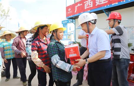 集團公司黨委委員、副總經理侯立林到公司施工一線送清涼