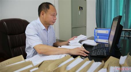 初心不改　本色不褪——記廣西勤廉榜樣、河池市紀(jì)委副書記、監(jiān)委副主任黃振林