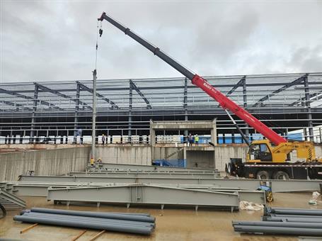 【奮戰(zhàn)三季度 打贏攻堅戰(zhàn)】冶建第四分公司內(nèi)蒙古項目2#冷庫鋼結(jié)構(gòu)首吊成功！